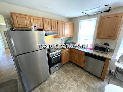 South Boston Spacious 3 Bed on Middle St.  in South Boston Boston - $3,600