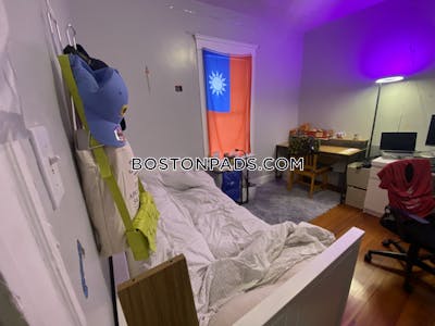 Medford Spacious 4 Bed 1 bath available 6/1 on Adams St in Medford!!   Tufts - $4,400 No Fee